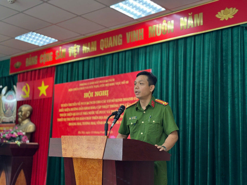 Trung tá Vũ Việt Dũng - Phó Đội trưởng Đội Chữa cháy và cứu nạn, cứu hộ khu vực số 12 phát biểu tại hội nghị