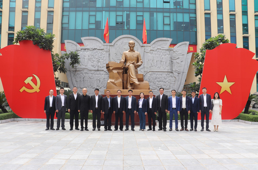 Đoàn Công an tỉnh Quý Châu, Trung Quốc và Công an thành phố Hà Nội chụp ảnh lưu niệm tại tượng đài Chủ tịch Hồ Chí Minh tại Công an thành phố Hà Nội