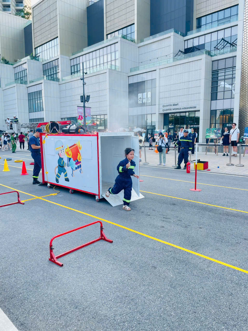 Các cháu nhỏ trải nghiệm thoát nạn trong môi trường khói khí phức tạp