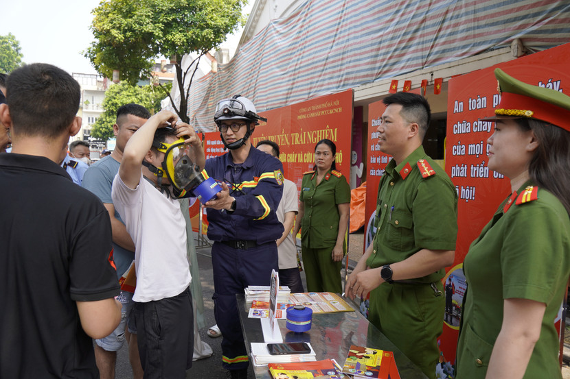Cảnh sát PCCC và CNCH hướng dẫn trải nghiệm sử dụng mặt nạ phòng độc
