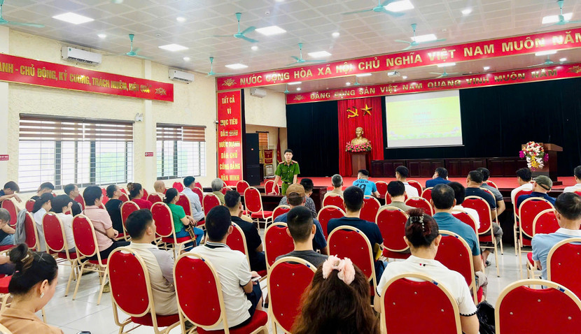 Đại diện Đội Chữa cháy và cứu nạn, cứu hộ khu vực số 31 hướng dẫn các nội dung cơ bản về công tác phòng cháy, chữa cháy và cứu nạn, cứu hộ cho người dân xã Đại Thanh