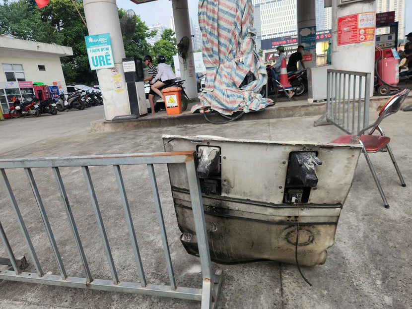 Cú va chạm mạnh khiến trụ bơm xăng đổ xuống, bùng cháy dữ dội