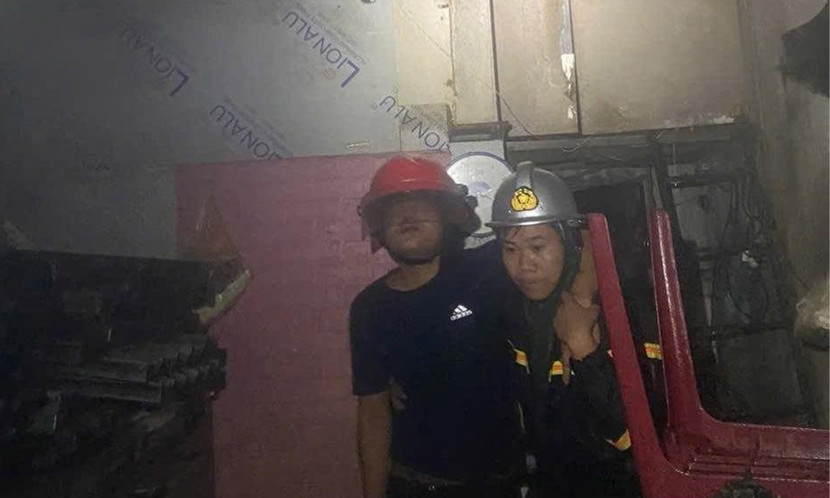 Cảnh sát PCCC và CNCH tiếp cận cứu nạn người bị mắc kẹt trong nhà sập do mưa bão số 10 Cảnh sát PCCC và CNCH tiếp cận cứu nạn người bị mắc kẹt trong nhà sập do mưa bão số 10