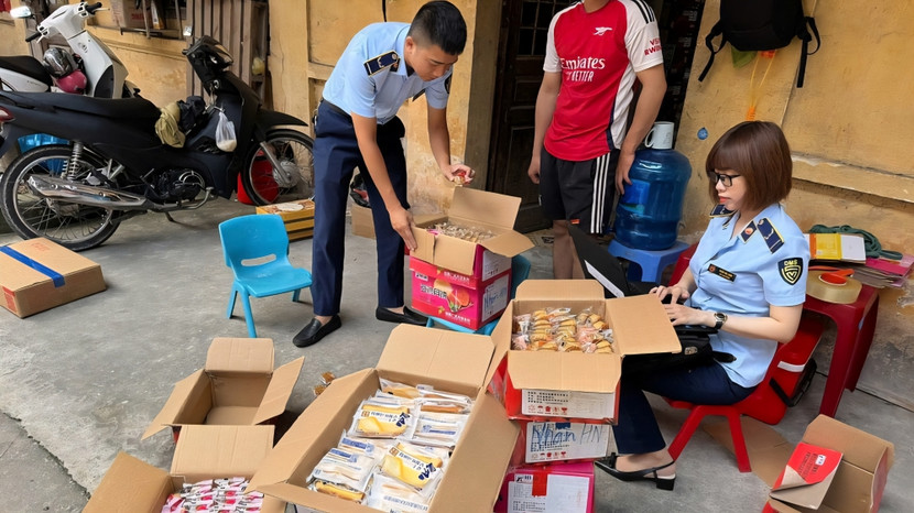 Lực lượng chức năng thu giữ bánh Trung thu không rõ nguồn gốc, xuất xứ