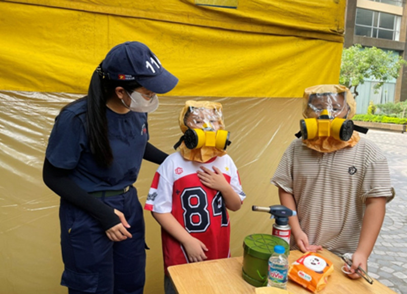 Cán bộ phòng cháy, chữa cháy giới thiệu mặt nạ phòng phòng độc cũng như công dụng, cách sử dụng