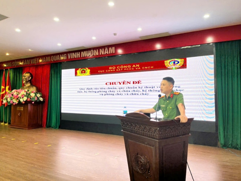 Báo cáo viên Cục Cảnh sát Phòng cháy, chữa cháy và cứu nạn, cứu hộ phổ biến Chuyên đề quy định của tiêu chuẩn, quy chuẩn kỹ thuật về phương tiện, hệ thống phòng cháy và chữa cháy, hệ thống điện phục vụ phòng cháy và chữa cháy