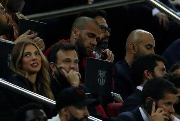 Alves xuất hiện trên khán đài ở trận Barcelona gặp Dynamo Kiev tại Champions League