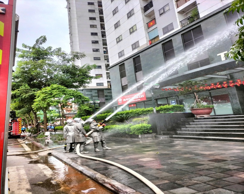 Lực lượng Cảnh sát PCCC và CNCH triển khai các đội hình chữa cháy Lực lượng Cảnh sát PCCC và CNCH triển khai các đội hình chữa cháy