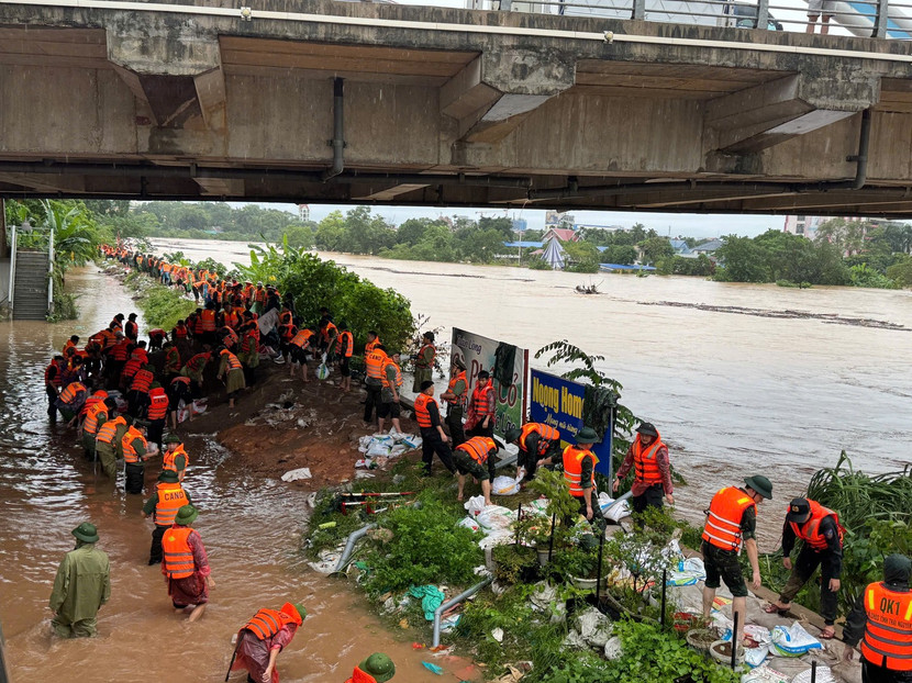 Lực lượng Công an tham gia phối hợp gia cố đê sông Cầu, phường Phan Đình Phùng, tỉnh Thái Nguyên