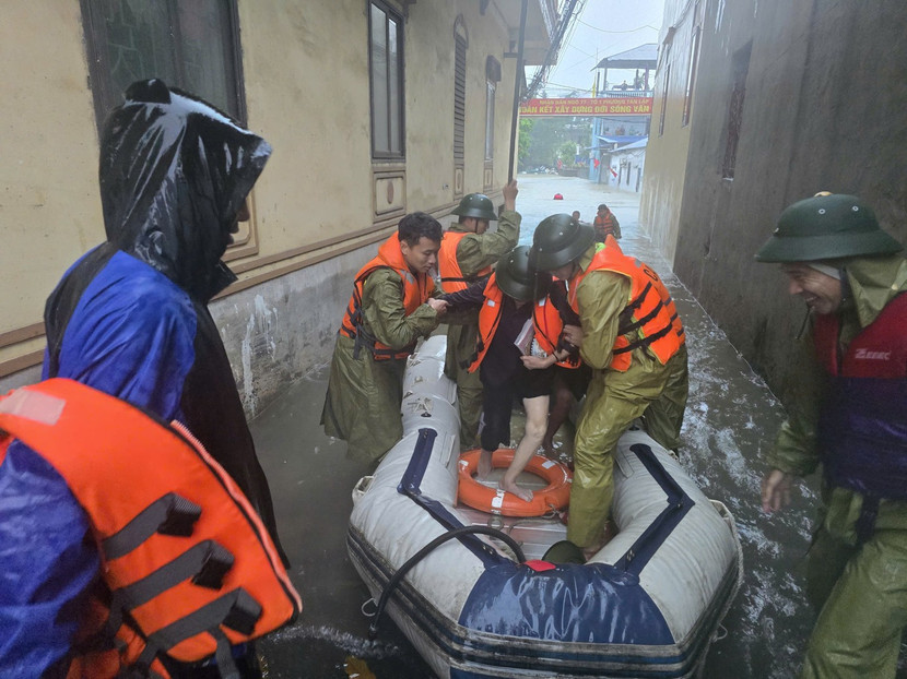 Cán bộ, chiến sĩ Phòng Cảnh sát phòng cháy, chữa cháy và cứu nạn, cứu hộ Công an tỉnh Thái Nguyên hỗ trợ đưa 2 cụ già trên 80 tuổi ra khỏi khu vực ngập lụt ở phường Tích Lương