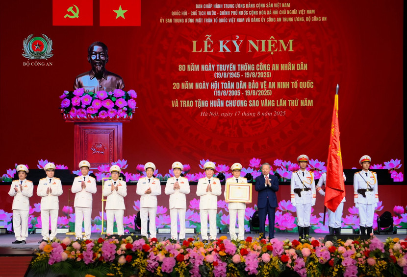 Tổng Bí thư Tô Lâm trao Huân chương Sao Vàng lần thứ năm tặng lực lượng Công an nhân dân Việt Nam
