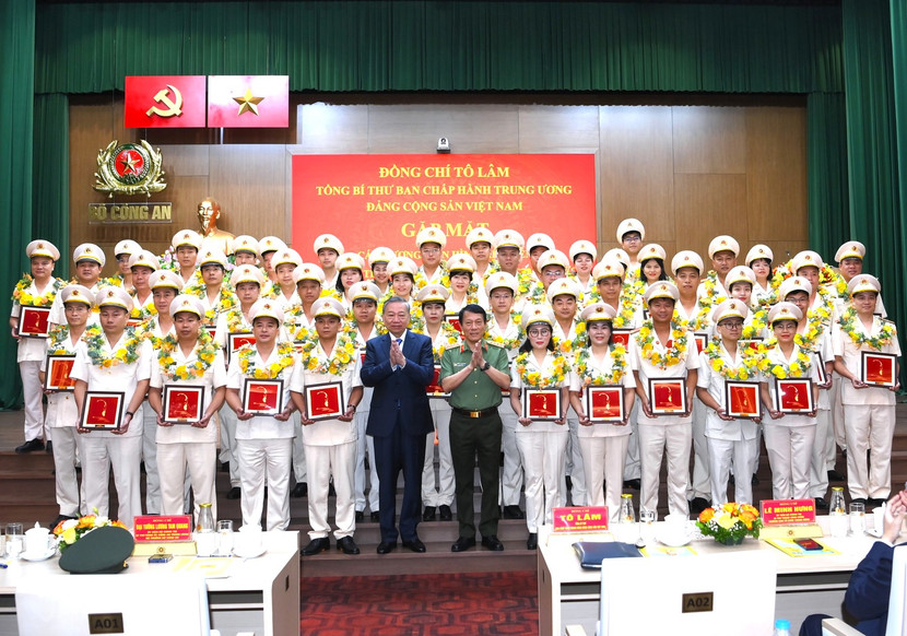 Tổng Bí thư Tô Lâm với các điển hình tiên tiến trong Công an nhân dân và lực lượng bảo vệ an ninh trật tự ở cơ sở
