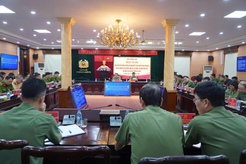 Trung tướng Nguyễn Thanh Tùng, Ủy viên Ban Thường vụ Thành ủy, Bí thư Đảng ủy, Giám đốc Công an thành phố và Đại tá Nguyễn Ngọc Quyền, Phó Bí thư Đảng ủy, Phó Giám đốc Công an thành phố (CATP) Hà Nội cùng chỉ huy các phòng chức năng tại điểm cầu CATP Hà Nội Trung tướng Nguyễn Thanh Tùng, Ủy viên Ban Thường vụ Thành ủy, Bí thư Đảng ủy, Giám đốc Công an thành phố và Đại tá Nguyễn Ngọc Quyền, Phó Bí thư Đảng ủy, Phó Giám đốc Công an thành phố (CATP) Hà Nội cùng chỉ huy các phòng chức năng tại điểm cầu CATP Hà Nội