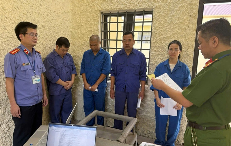 Cơ quan điều tra tống đạt quyết định khởi tố bị can đối với các đối tượng