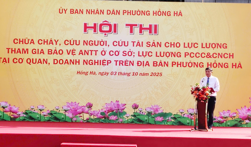 Ông Lê Hồng Thắng, Chủ tịch UBND phường Hồng Hà phát biểu tại hội thi Ông Lê Hồng Thắng, Chủ tịch UBND phường Hồng Hà phát biểu tại hội thi