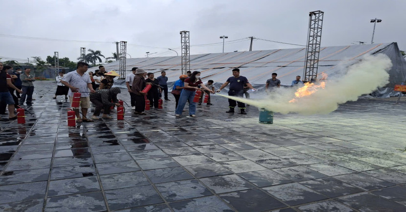 Hướng dẫn các cơ sở thực hành sử dụng bình chữa cháy xách tay dập tắt đám cháy giả định