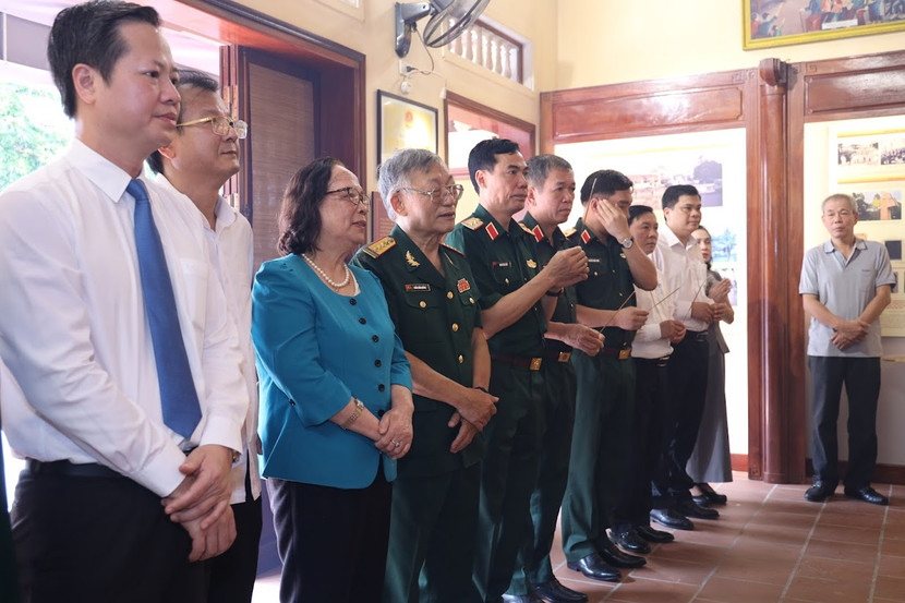 Các đại biểu tưởng nhớ đồng chí Trần Đăng Ninh tại khu lưu niệm ở xã Ứng Thiên Các đại biểu tưởng nhớ đồng chí Trần Đăng Ninh tại khu lưu niệm ở xã Ứng Thiên