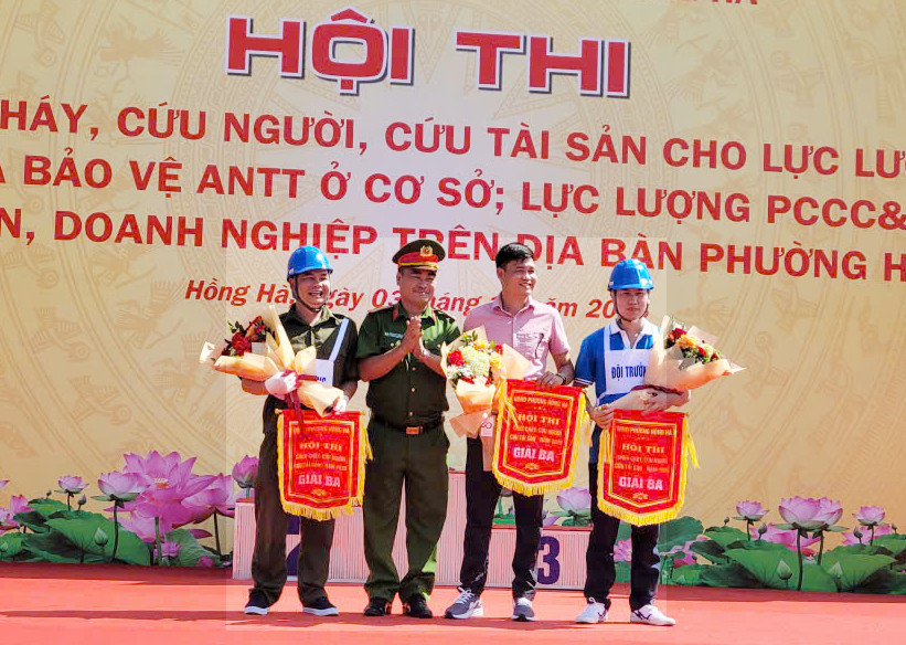 Trung tá Nghiêm Bá Phước, Trưởng CAP Hồng Hà trao giải Ba cho đội thi Trung tá Nghiêm Bá Phước, Trưởng CAP Hồng Hà trao giải Ba cho đội thi