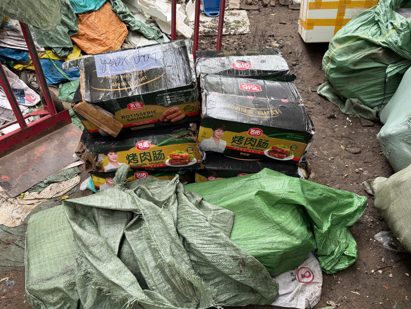 Số lượng lớn xúc xích không rõ nguồn gốc chuẩn bị đưa ra thị trường tiêu thụ Số lượng lớn xúc xích không rõ nguồn gốc chuẩn bị đưa ra thị trường tiêu thụ