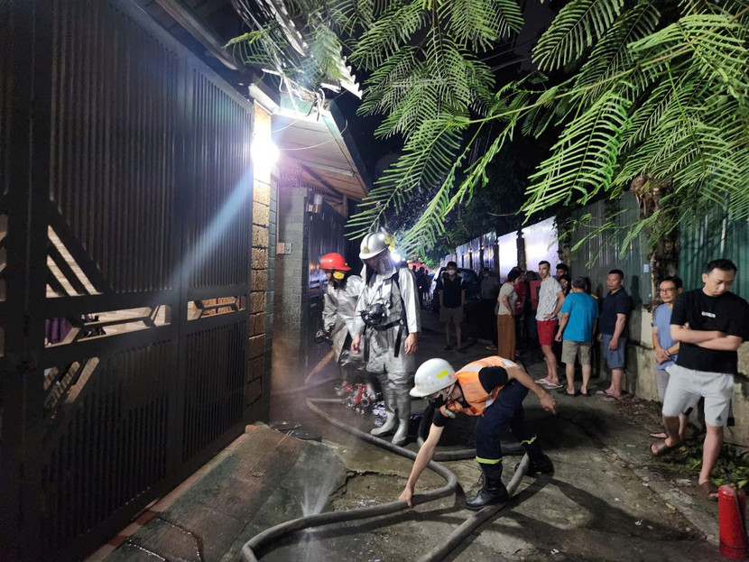 Nhanh chóng tiếp cận điểm cháy, lực lượng Cảnh sát phòng cháy, chữa cháy đã dập tắt hoàn toàn đám cháy