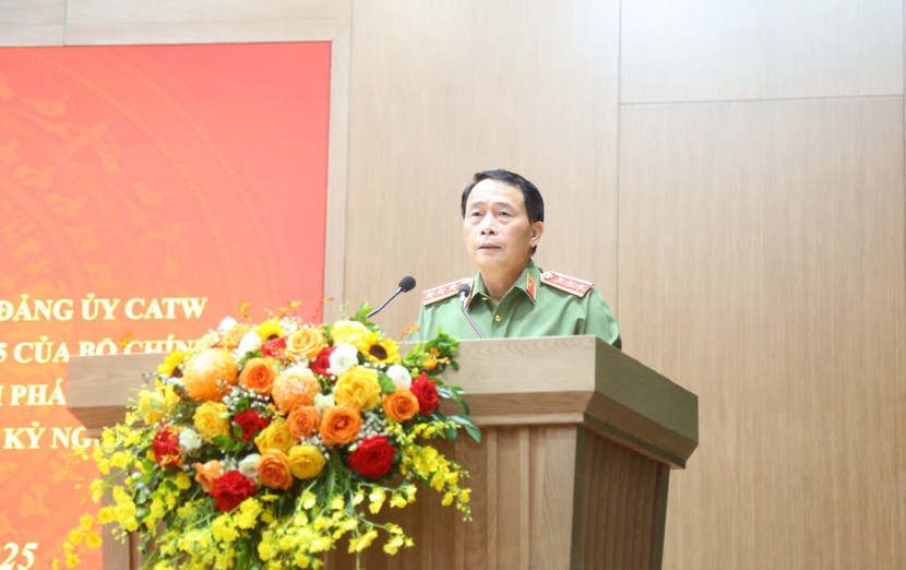 Thượng tướng Lê Quốc Hùng, Ủy viên Trung Đảng, Thứ trưởng Bộ Công an phát biểu chỉ đạo tại Hội nghị Thượng tướng Lê Quốc Hùng, Ủy viên Trung Đảng, Thứ trưởng Bộ Công an phát biểu chỉ đạo tại Hội nghị