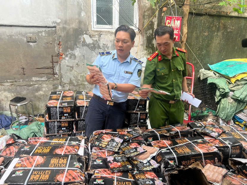 Lực lượng chức năng kiểm đếm, lập biên bản vụ việc... Lực lượng chức năng kiểm đếm, lập biên bản vụ việc...