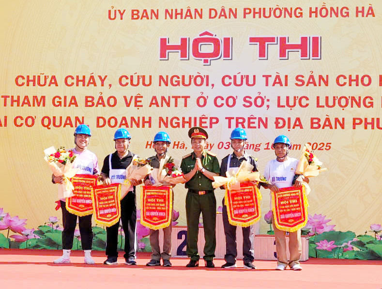 Đại diện Phòng Cảnh sát PCCC và CNCH - CATP Hà Nội trao giải khuyến khích cho đội thi Đại diện Phòng Cảnh sát PCCC và CNCH - CATP Hà Nội trao giải khuyến khích cho đội thi