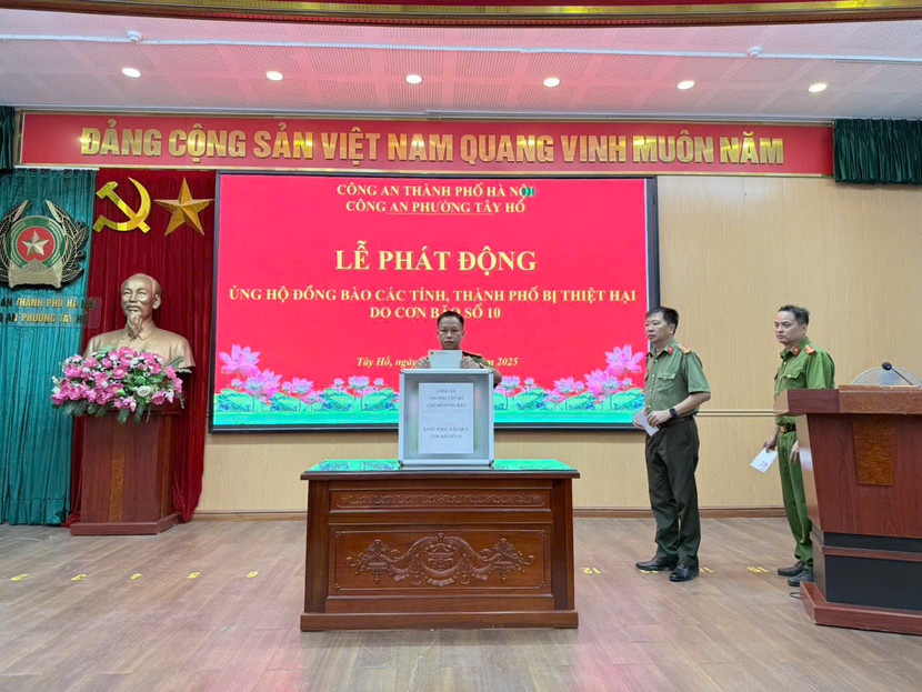 Công an phường Tây Hồ quyên góp ủng hộ đồng bào bị thiệt hại do bão, lũ ảnh 1