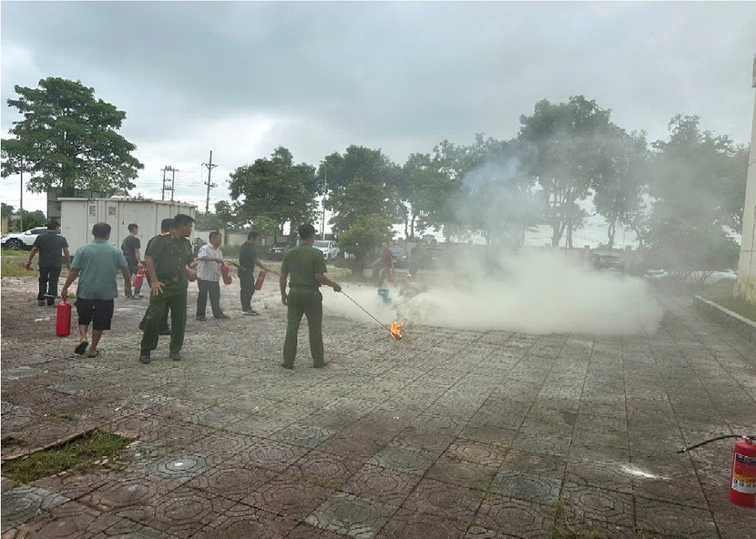 Hướng dẫn các cơ sở sử dụng bình chữa cháy xách tay dập tắt đám cháy