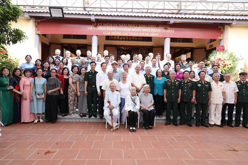 Các đại biểu, nhà nghiên cứu, tướng lĩnh Quân đội nhân dân Việt Nam chụp ảnh cùng gia đình, người thân đồng chí Trần Đăng Ninh Các đại biểu, nhà nghiên cứu, tướng lĩnh Quân đội nhân dân Việt Nam chụp ảnh cùng gia đình, người thân đồng chí Trần Đăng Ninh
