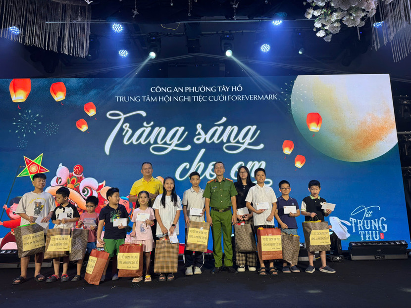 Ban chỉ huy Công an phường Tây Hồ trao phần quà cho các em thiếu nhi