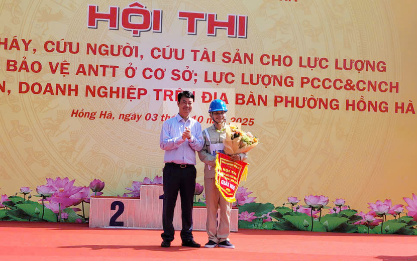 Ông Phạm Việt Hùng, Phó Chủ tịch UBND phường Hồng Hà trao giải Nhì cho đại diện đội thi Ông Phạm Việt Hùng, Phó Chủ tịch UBND phường Hồng Hà trao giải Nhì cho đại diện đội thi