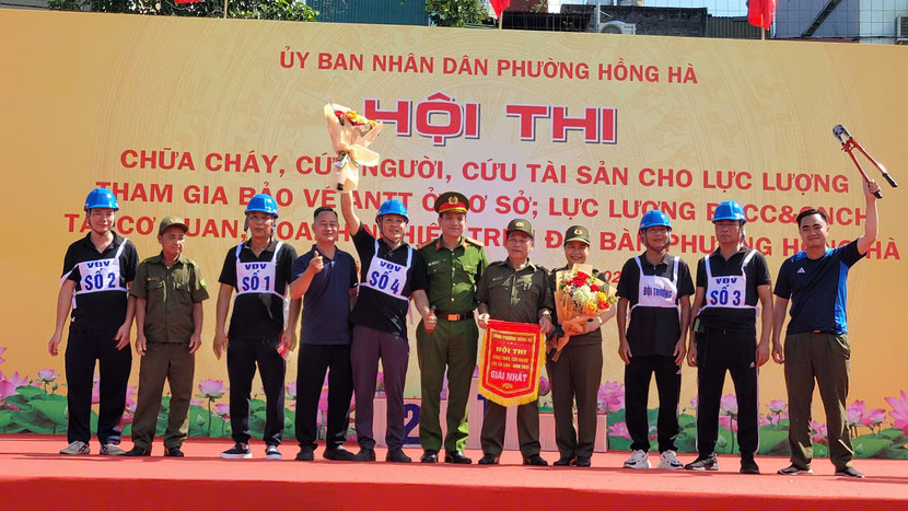 Thượng tá Ngô Tiến Long, Phó trưởng Phòng Cảnh sát PCCC và CNCH trao giải Nhất cho đội thi Thượng tá Ngô Tiến Long, Phó trưởng Phòng Cảnh sát PCCC và CNCH trao giải Nhất cho đội thi