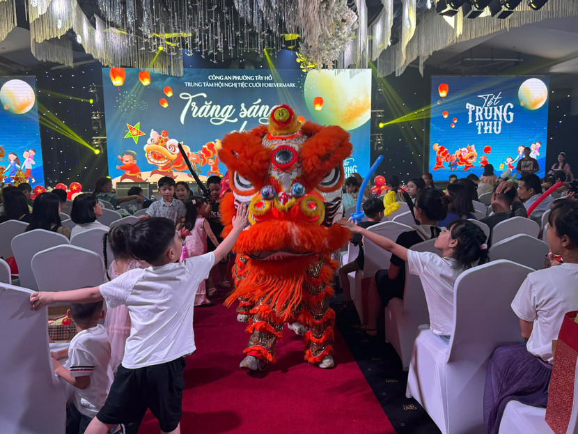 Trung thu không chỉ là dịp để các em thiếu nhi vui chơi, phá cỗ mà còn là dịp gắn kết, sẻ chia tình cảm gia đình