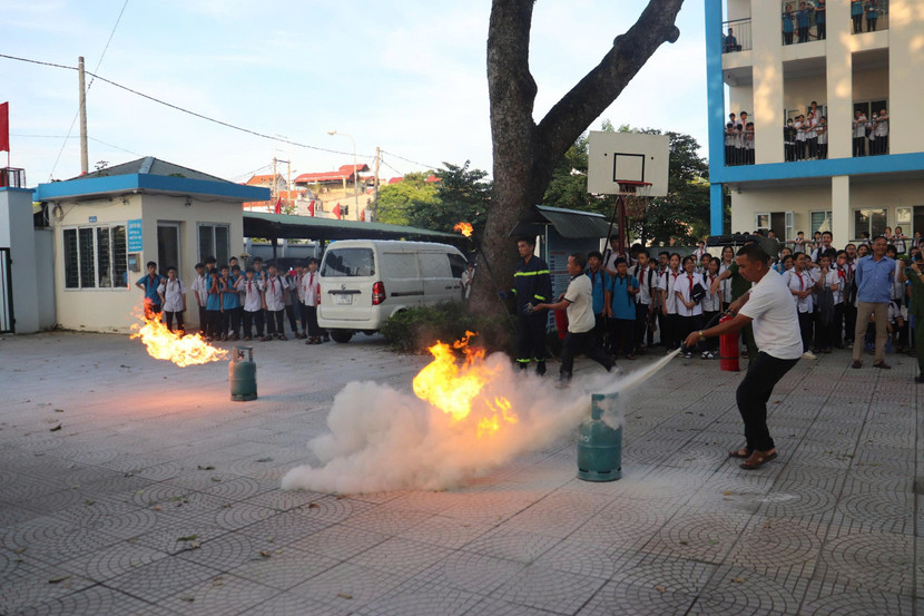 Cảnh sát PCCC và CNCH tuyên truyền an toàn PCCC cho người dân Cảnh sát PCCC và CNCH tuyên truyền an toàn PCCC cho người dân