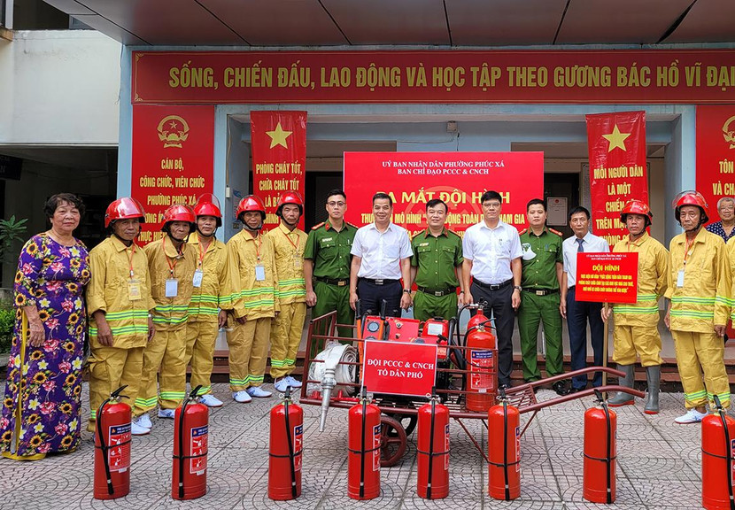 Tổ xung kích phòng cháy, chữa cháy tại chỗ của Tổ dân phố số 3 gồm 10 thành viên có sức khỏe, nhiệt tình và được đào tạo, trang bị cơ bản để có thể xử lý hiệu quả các sự cố cháy, nổ ngay từ ban đầu Tổ xung kích phòng cháy, chữa cháy tại chỗ của Tổ dân phố số 3 gồm 10 thành viên có sức khỏe, nhiệt tình và được đào tạo, trang bị cơ bản để có thể xử lý hiệu quả các sự cố cháy, nổ ngay từ ban đầu