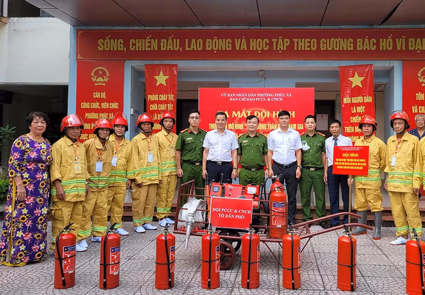 Tổ xung kích phòng cháy, chữa cháy tại chỗ của Tổ dân phố số 3 gồm 10 thành viên có sức khỏe, nhiệt tình và được đào tạo, trang bị cơ bản để có thể xử lý hiệu quả các sự cố cháy, nổ ngay từ ban đầu