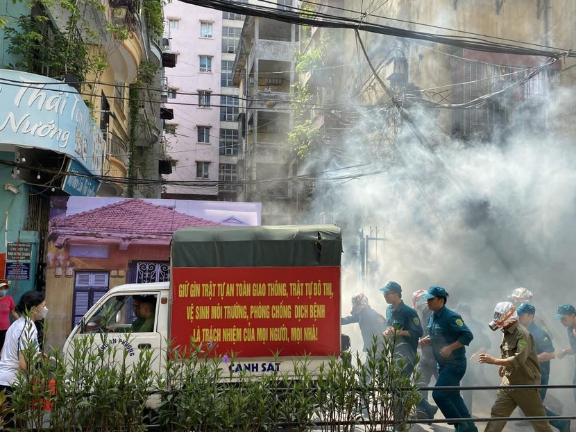 Lễ ra mắt mô hình “Khu dân cư an toàn phòng cháy và chữa cháy”, quận Ba Đình tổ chức diễn tập PCCC phối hợp nhiều lực lượng; Tuyên truyền, vận động người dân mở lối thoát hiểm thứ 2 tại Khu tập thể B5 - 195 Đội Cấn Lễ ra mắt mô hình “Khu dân cư an toàn phòng cháy và chữa cháy”, quận Ba Đình tổ chức diễn tập PCCC phối hợp nhiều lực lượng; Tuyên truyền, vận động người dân mở lối thoát hiểm thứ 2 tại Khu tập thể B5 - 195 Đội Cấn