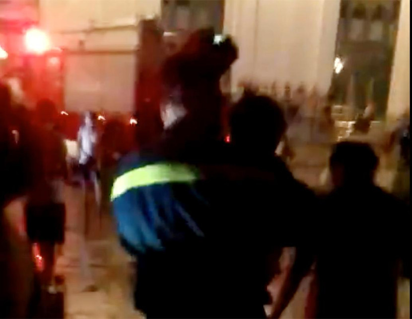 Một người lính cứu hỏa đã nhanh chóng cứu cháu bé trên tầng 7 đến nơi an toàn