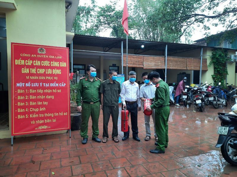 Lực lượng Cảnh sát PCCC và CNCH- CAH Gia Lâm kiểm tra, hướng dẫn lực lượng chữa cháy cơ sở sử dụng bình cứu hỏa Lực lượng Cảnh sát PCCC và CNCH- CAH Gia Lâm kiểm tra, hướng dẫn lực lượng chữa cháy cơ sở sử dụng bình cứu hỏa