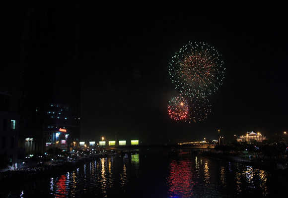 TP.HCM: Màn pháo hoa chào đón năm mới 2014 đẹp lung linh ảnh 10 TP.HCM: Màn pháo hoa chào đón năm mới 2014 đẹp lung linh ảnh 10