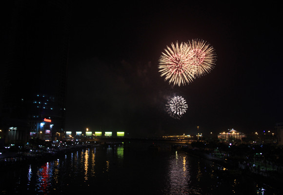TP.HCM: Màn pháo hoa chào đón năm mới 2014 đẹp lung linh ảnh 13 TP.HCM: Màn pháo hoa chào đón năm mới 2014 đẹp lung linh ảnh 13