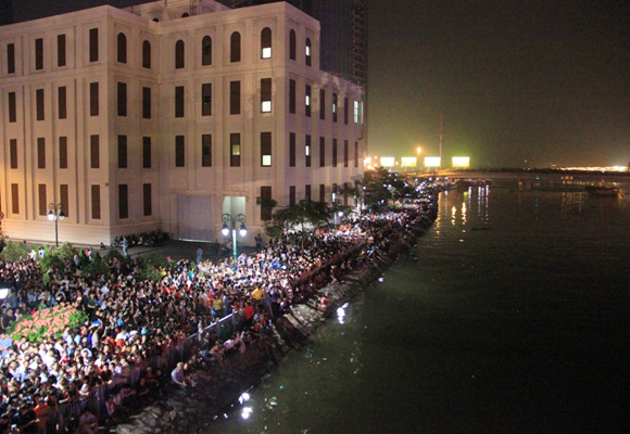 TP.HCM: Màn pháo hoa chào đón năm mới 2014 đẹp lung linh ảnh 8 TP.HCM: Màn pháo hoa chào đón năm mới 2014 đẹp lung linh ảnh 8
