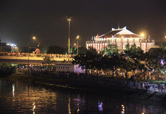 TP.HCM: Màn pháo hoa chào đón năm mới 2014 đẹp lung linh ảnh 4 TP.HCM: Màn pháo hoa chào đón năm mới 2014 đẹp lung linh ảnh 4