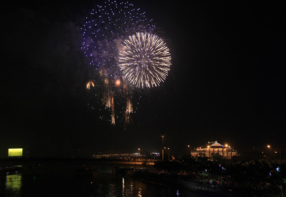 TP.HCM: Màn pháo hoa chào đón năm mới 2014 đẹp lung linh ảnh 11 TP.HCM: Màn pháo hoa chào đón năm mới 2014 đẹp lung linh ảnh 11