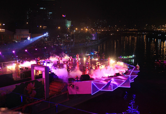 TP.HCM: Màn pháo hoa chào đón năm mới 2014 đẹp lung linh ảnh 6