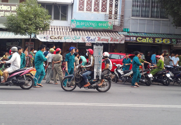 Mất lái, xe ô tô tông hàng loạt nhà dân ảnh 4