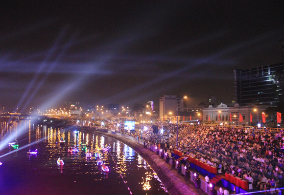 TP.HCM: Màn pháo hoa chào đón năm mới 2014 đẹp lung linh ảnh 7 TP.HCM: Màn pháo hoa chào đón năm mới 2014 đẹp lung linh ảnh 7