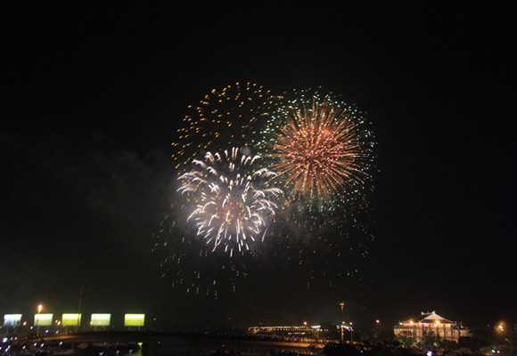 TP.HCM: Màn pháo hoa chào đón năm mới 2014 đẹp lung linh ảnh 12 TP.HCM: Màn pháo hoa chào đón năm mới 2014 đẹp lung linh ảnh 12