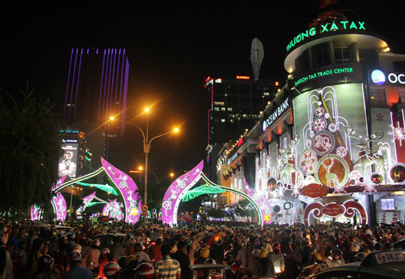 TP.HCM: Màn pháo hoa chào đón năm mới 2014 đẹp lung linh ảnh 2 TP.HCM: Màn pháo hoa chào đón năm mới 2014 đẹp lung linh ảnh 2